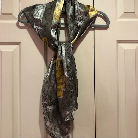 Symphony Scarfs Made in Italy Cobra Snakeskin Scarf - Picture 6 of 6
